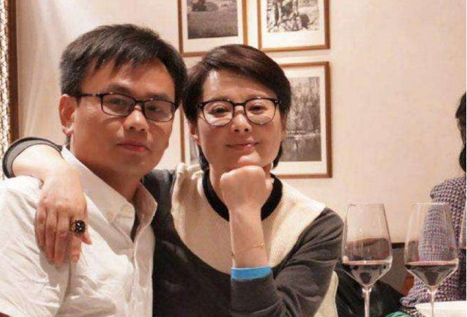 袁立与老公同框秀恩爱,曾两度闪婚无果后,与小11岁诗人男友结婚