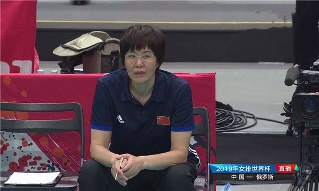 朱婷握拳庆祝险撞倒张常宁!丁霞成奇兵吐舌 黄晓明祝贺中国女排