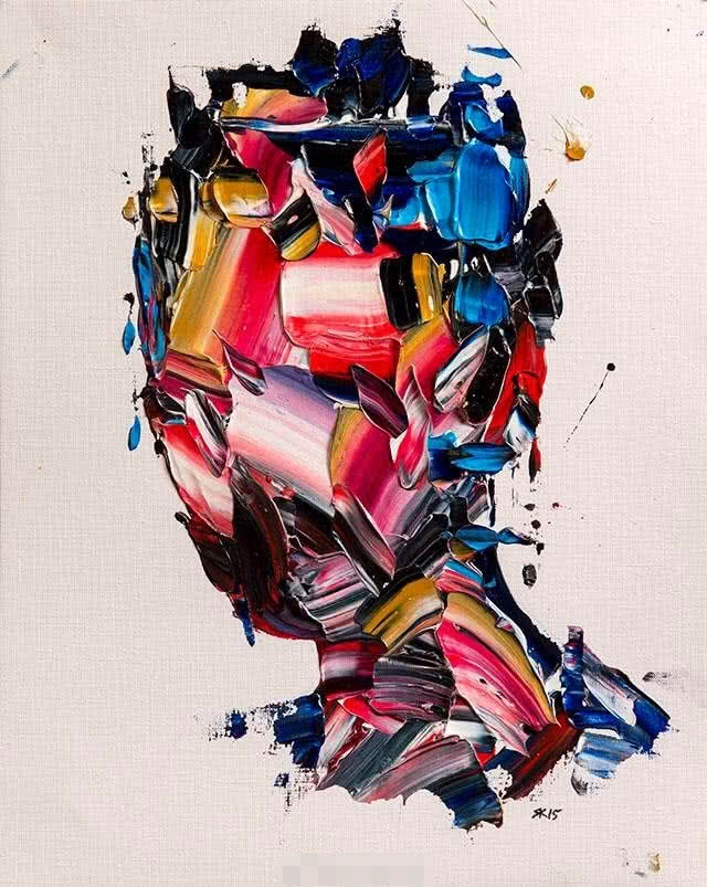 画的作品像钢铁侠,用刀和颜料刮出来的人物,另类的人体绘画