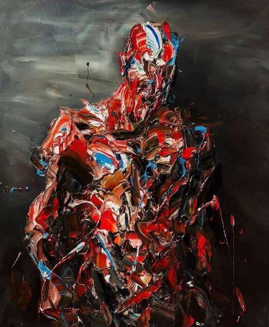 画的作品像钢铁侠,用刀和颜料刮出来的人物,另类的人体绘画