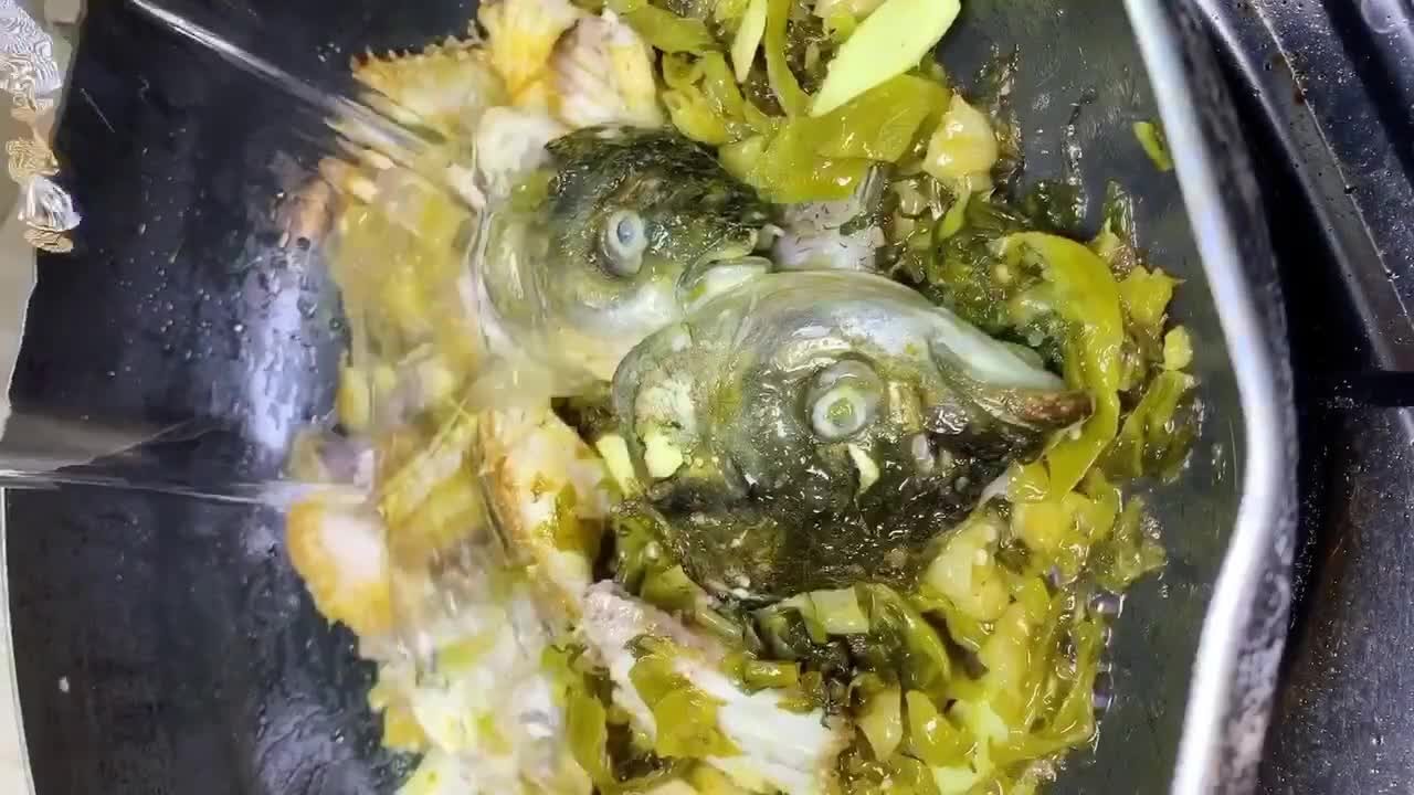 家常版酸菜鱼,肉质鲜嫩汤酸味美,比水煮鱼的做法简单