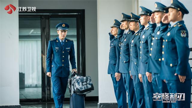 《空降利刃》展空降特种兵雄风,贾乃亮变身铁血硬汉让人眼前一亮