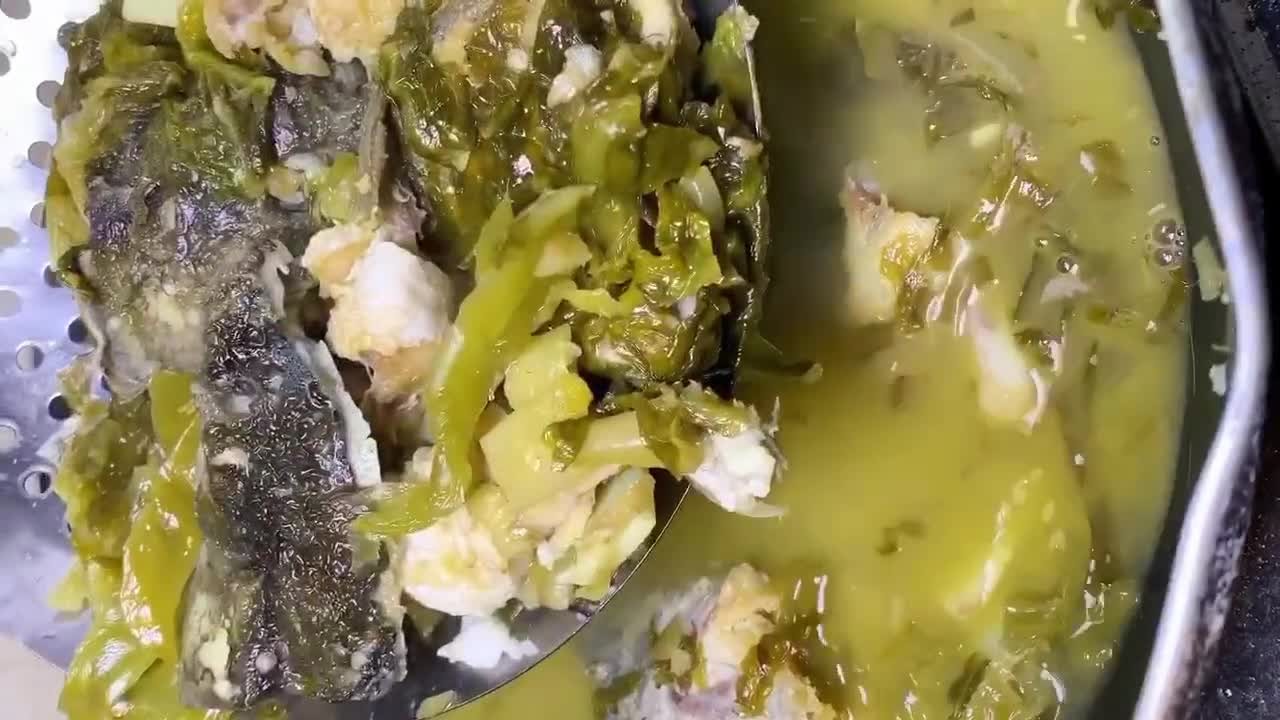 家常版酸菜鱼,肉质鲜嫩汤酸味美,比水煮鱼的做法简单
