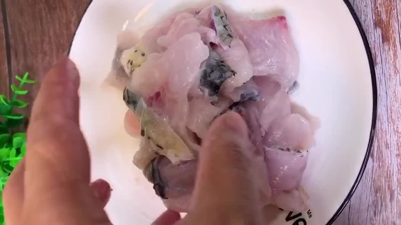 家常版酸菜鱼,肉质鲜嫩汤酸味美,比水煮鱼的做法简单
