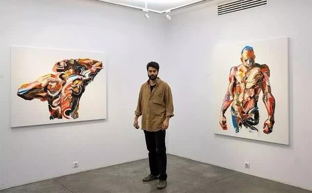 画的作品像钢铁侠,用刀和颜料刮出来的人物,另类的人体绘画