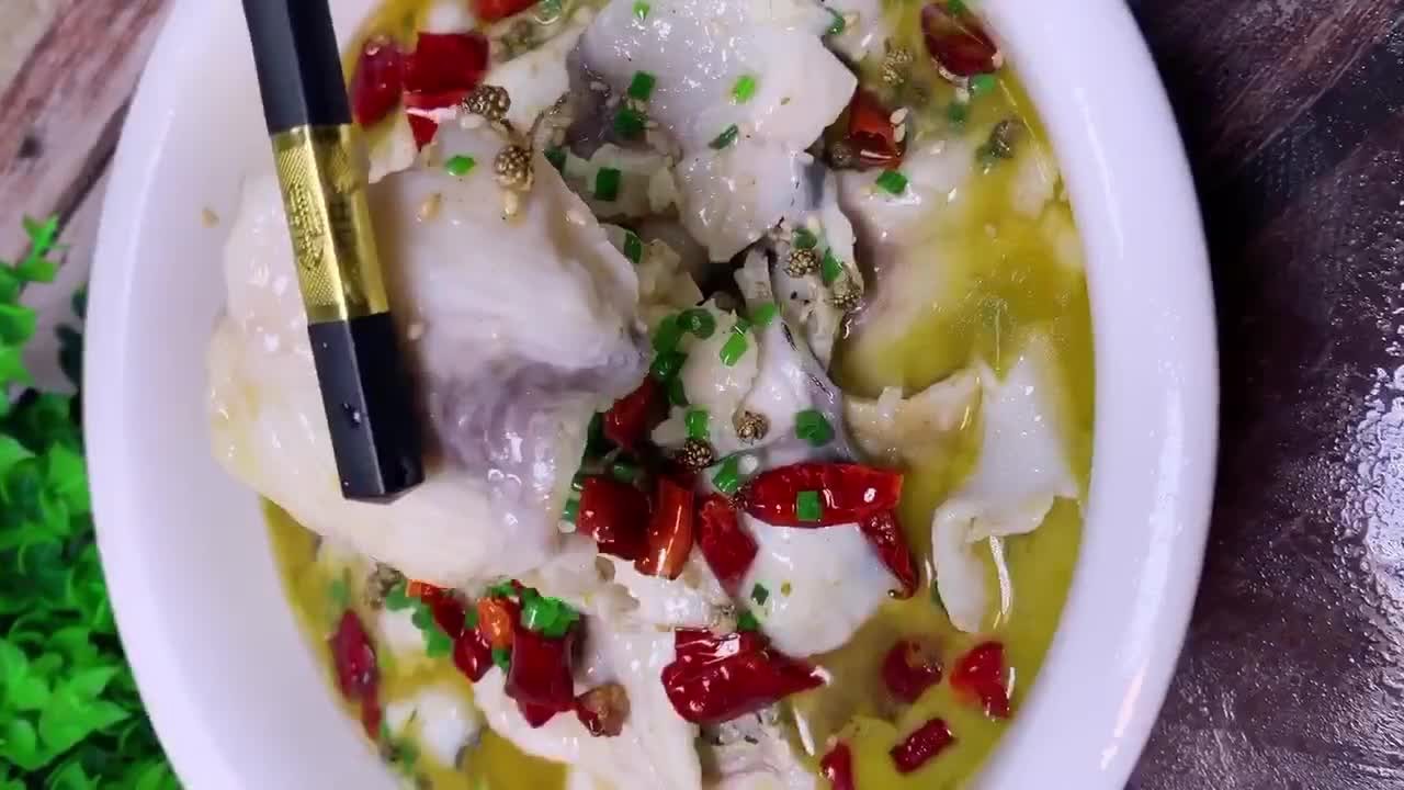 家常版酸菜鱼,肉质鲜嫩汤酸味美,比水煮鱼的做法简单