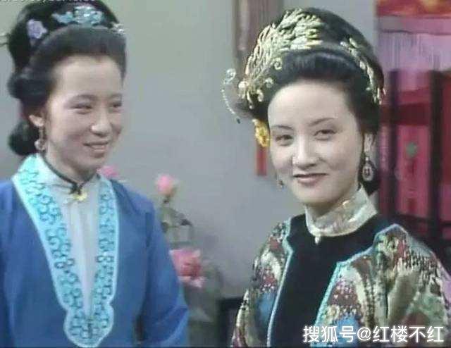 众人饮酒吃螃蟹之际,一向稳重的李纨为何抚摸平儿?她有何目的