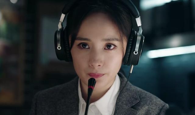 杨幂新剧《暴风眼》首曝预告:原声出演让人跳戏,体态太差引吐槽