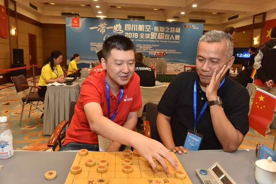 全球象棋双人赛首日:许银川/豪威二连胜 选手兵分三路做推广