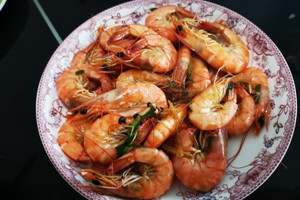 鲜香入味的酱香葱爆虾,虾肉滑嫩好吃到舔盘!