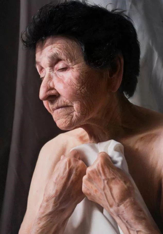 超过冷军的画家,画一支蜡烛和手,凑近一看,跟相机拍的没区别