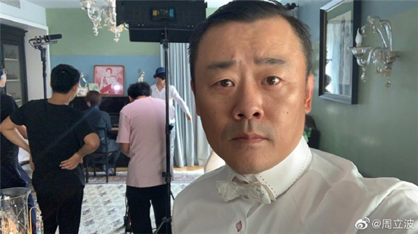 周立波时隔三年正式复出?晒照自称开工了,穿西服打领结状态不错