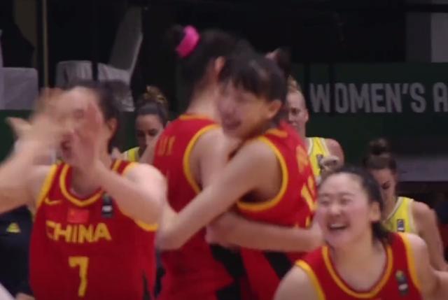 疯狂庆祝!女篮奥尼尔怒吼,中国全队狂奔 名嘴盛赞:她们太玩命