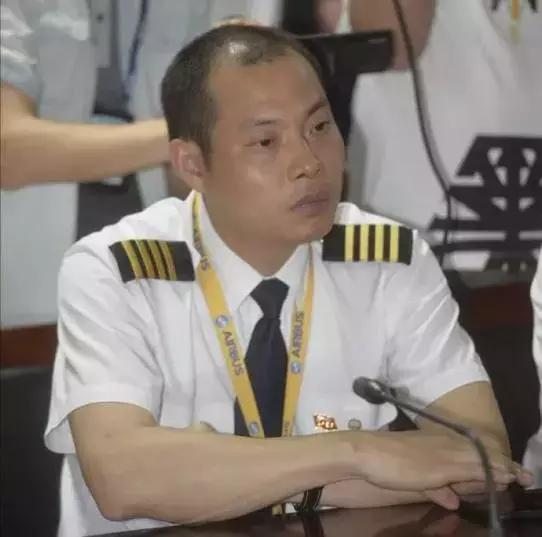《中国机长》首映亮点多,张天爱和李沁另类夸奖张涵予,妙趣横生
