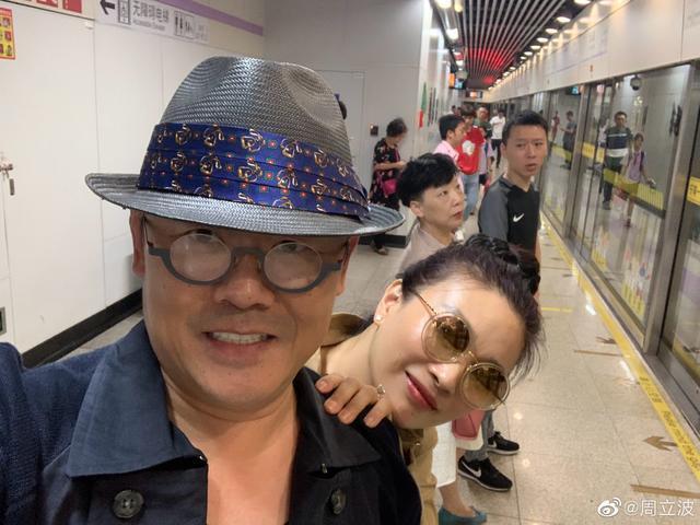 周立波时隔三年正式复出?晒照自称开工了,穿西服打领结状态不错