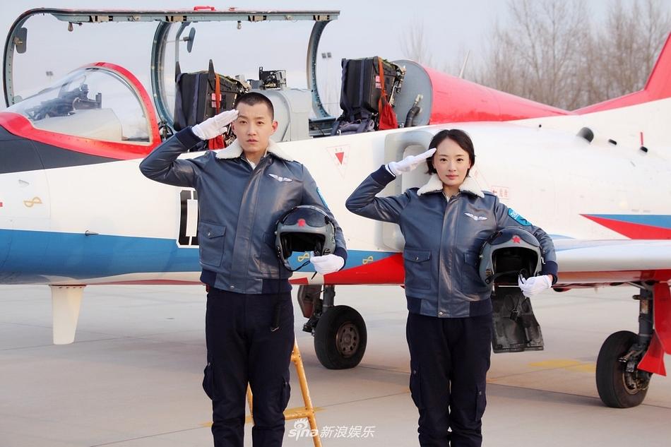 雏鹰翱翔在蓝天,强军报国在今朝