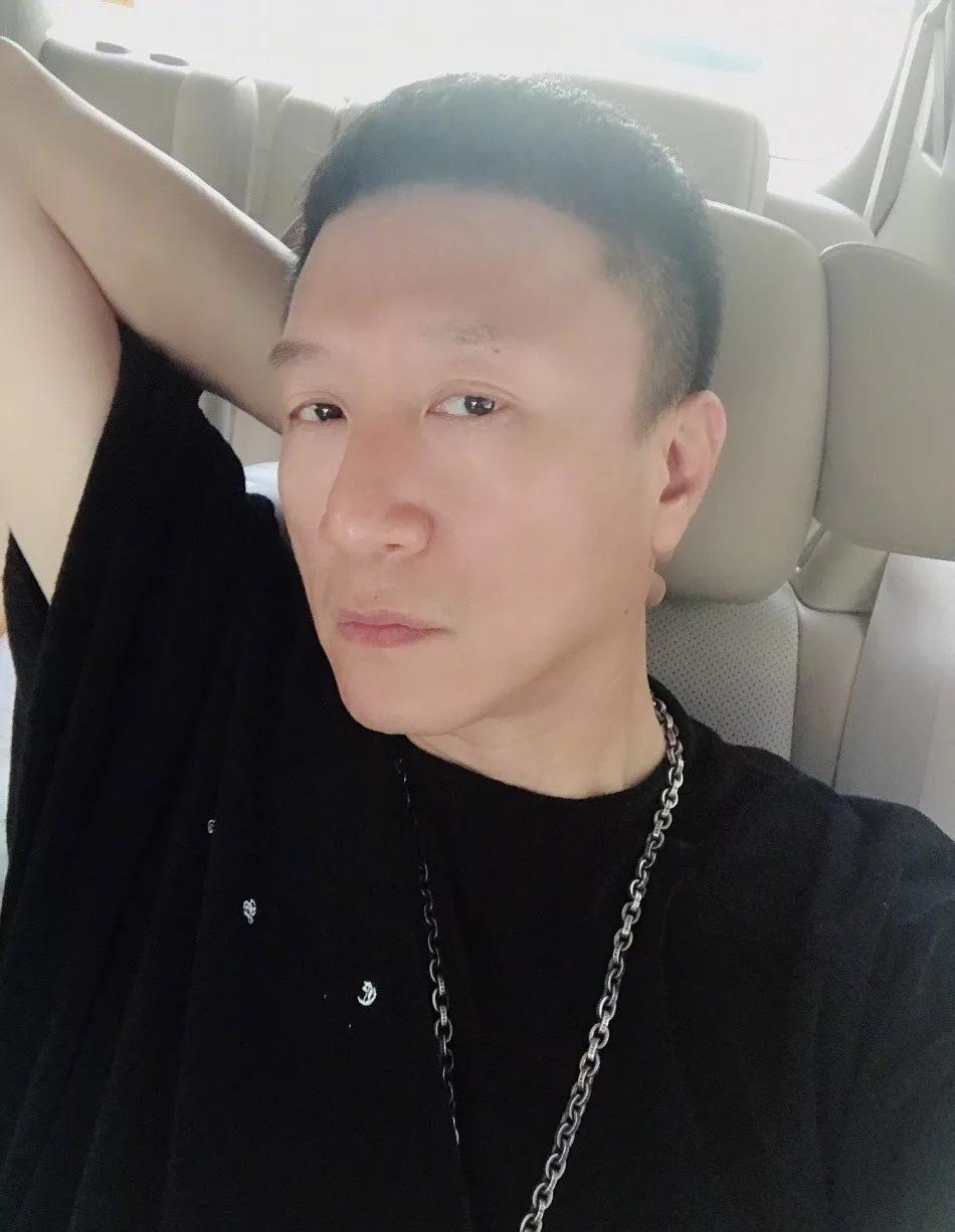 戏内揽姚晨江疏影入怀,戏外独爱一人,他娶小15岁娇妻家庭美满