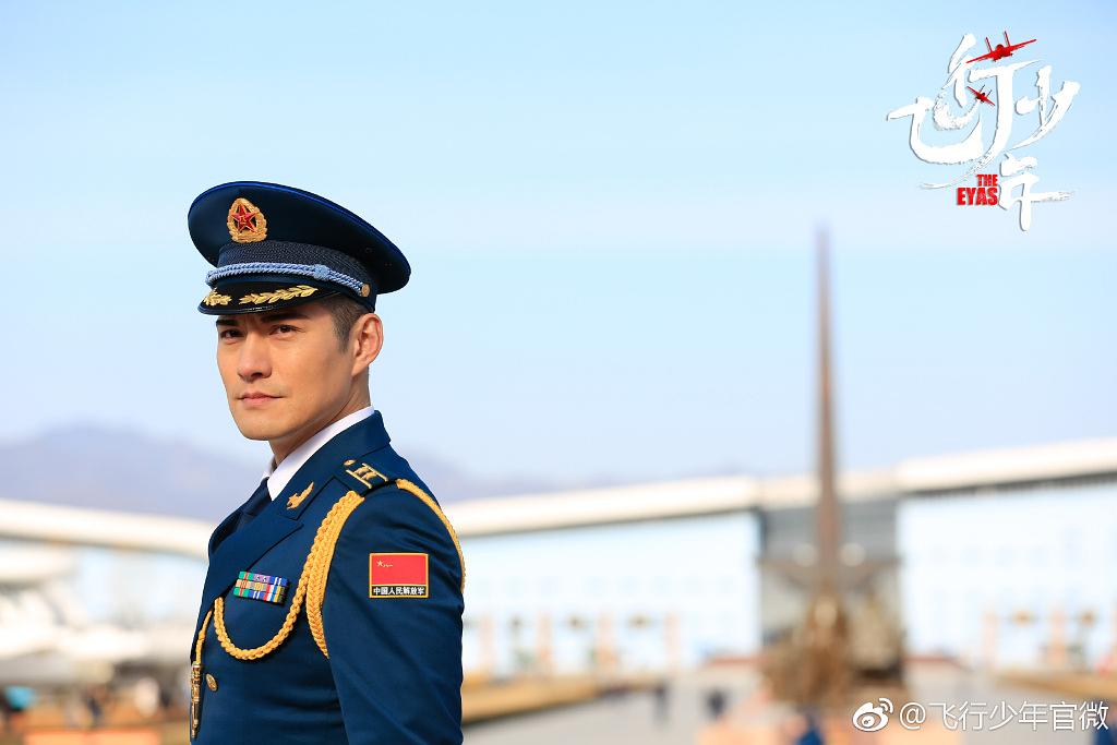 雏鹰翱翔在蓝天,强军报国在今朝