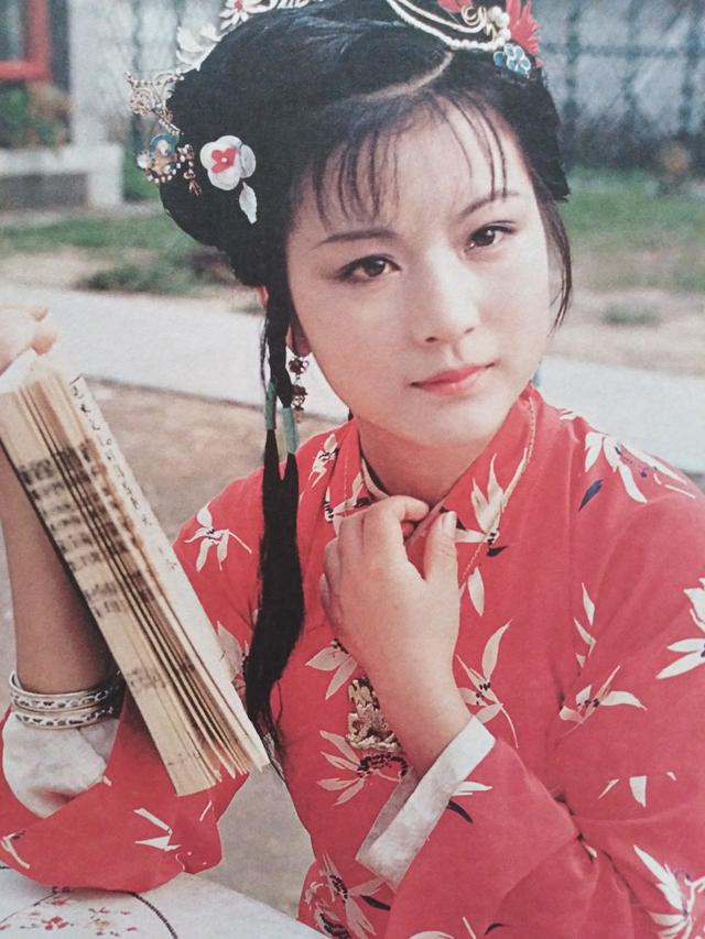 87版红楼梦里,史延芹是如何给剧中小姐设计服装颜色的?