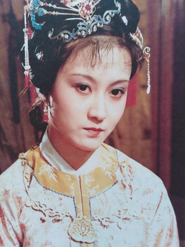 87版红楼梦里,史延芹是如何给剧中小姐设计服装颜色的?