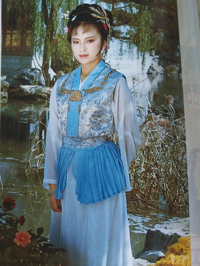 87版红楼梦里,史延芹是如何给剧中小姐设计服装颜色的?