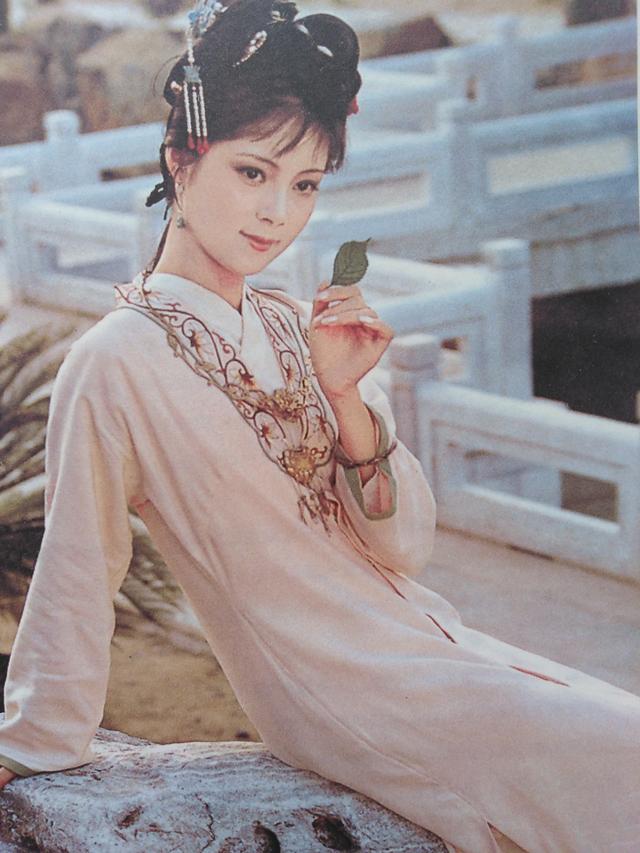 87版红楼梦里,史延芹是如何给剧中小姐设计服装颜色的?
