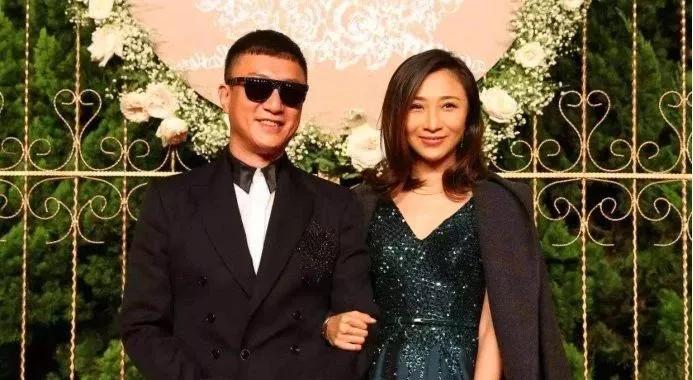 戏内揽姚晨江疏影入怀,戏外独爱一人,他娶小15岁娇妻家庭美满