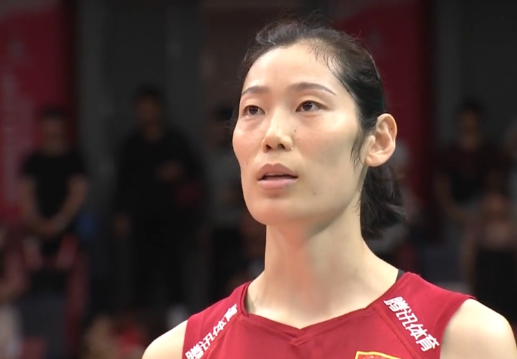 郎导哭了!中国女排11连胜,郎平赛后回应泪水,情商真高