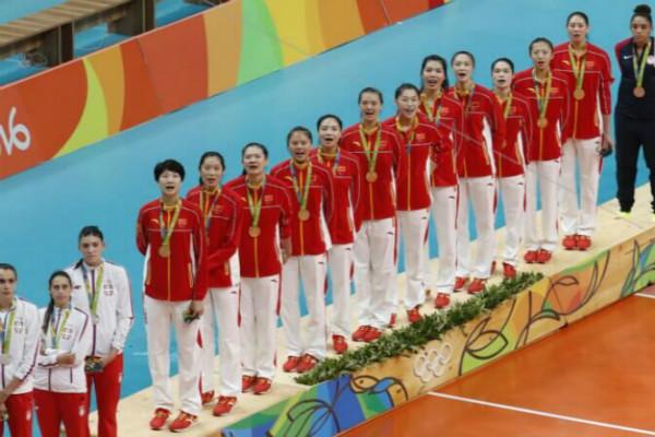 郎平200条未读微信,全是祝贺!升国旗奏国歌,中国女排说到做到