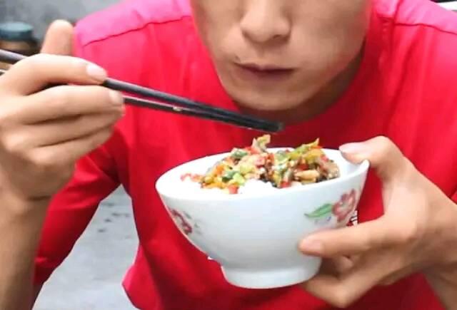 湖南人到底有多能吃辣?一盘小鱼炒一盘辣椒,直接拌米饭吃真香