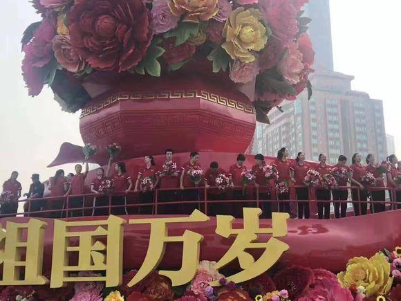 骄傲!女排乘坐单独花车参加庆典,获万众欢呼她们配得上最高礼遇