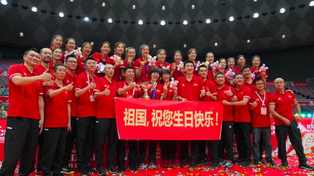骄傲!女排乘坐单独花车参加庆典,获万众欢呼她们配得上最高礼遇