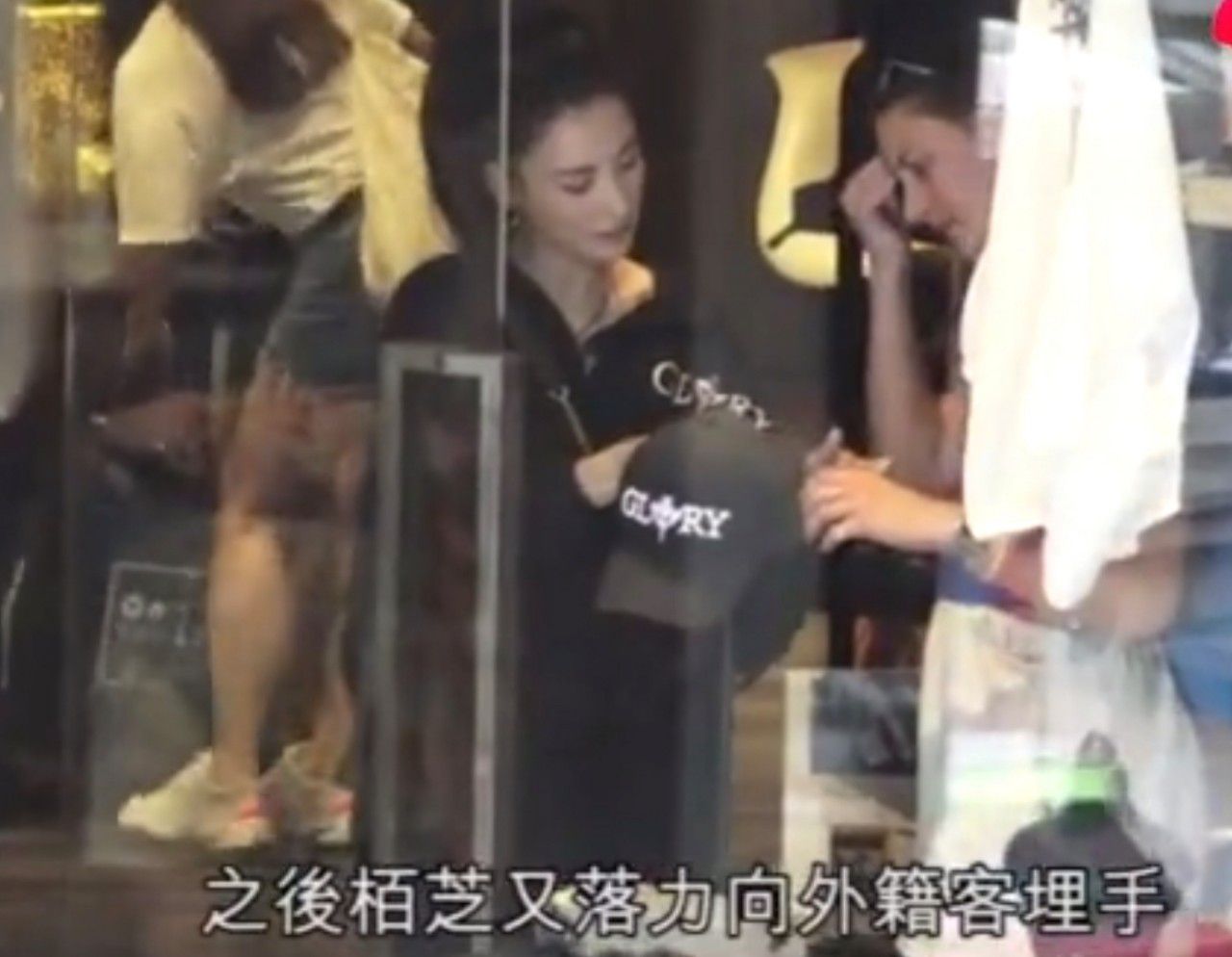 张柏芝开店亲当活招牌,服务外国客人超卖力,三胎生父疑是英籍男