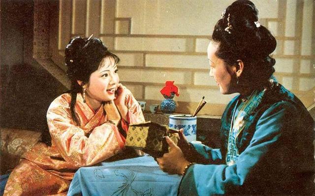 周瑞家的送宫花那次,王夫人姐妹俩长篇大套的聊天,信息量有点大