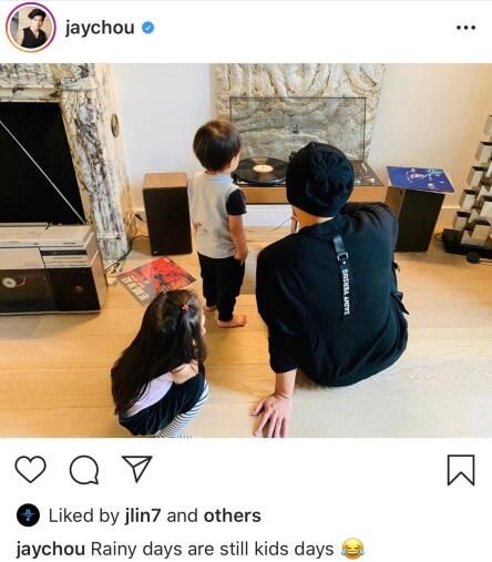 周杰伦晒与儿女合照,昆凌评论成亮点,疑似暴露自己怀上第三胎
