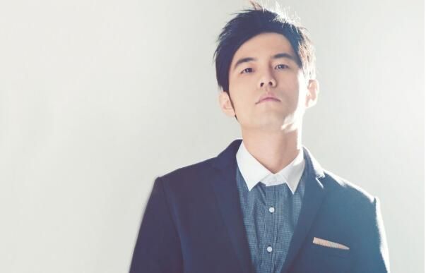 周杰伦晒与儿女合照,昆凌评论成亮点,疑似暴露自己怀上第三胎