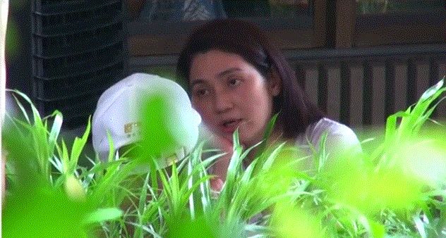 洪欣当街吞云吐雾,完全不顾形象,表情凝重疑似心事重重