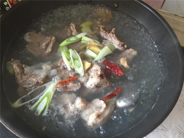 炖羊肉时,最“忌讳”的香料是它,用了会使羊肉变味,别再放错了