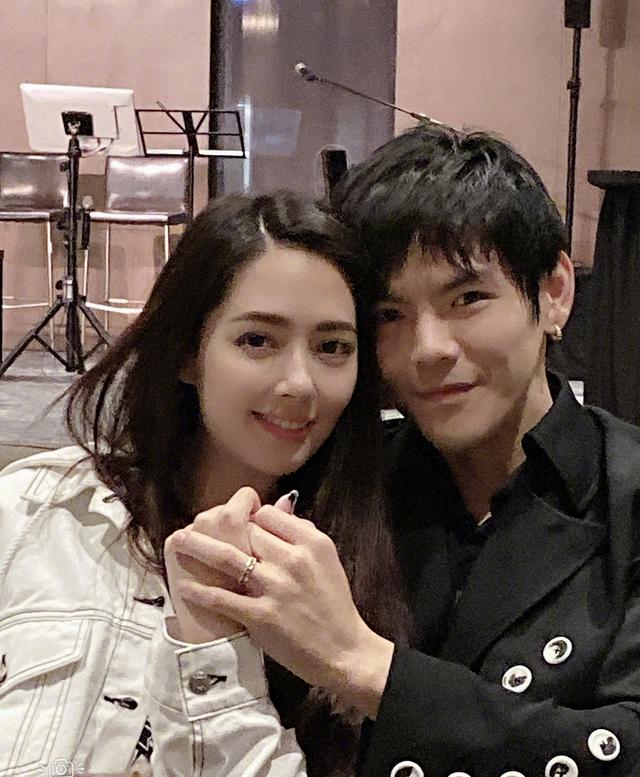 向太回应向佐郭碧婷吵架,帅锅节目组编的,晒照力证两人甜蜜无比