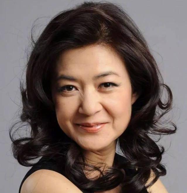 TVB不老女神43岁高龄产子 曾与黄子华相恋6年终嫁给相识20年老友