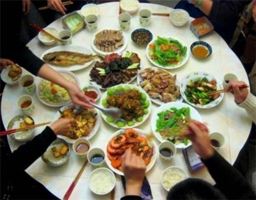 “菜不摆三,筷不成五,席不成六”,中国传统吃饭禁忌,你知多少