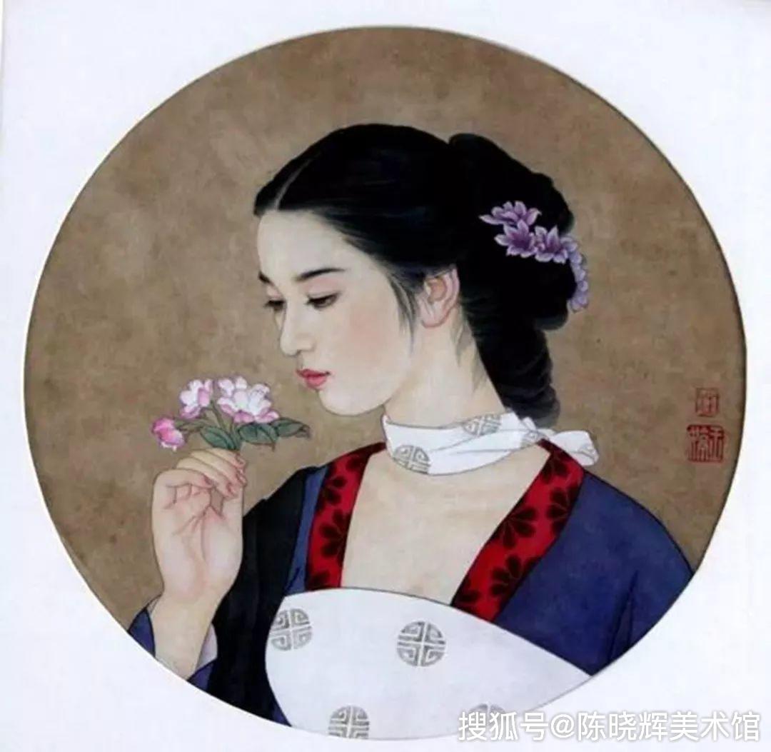 她克服身体上的限制,用仅能移动两寸的双手,描绘出了动人的画卷