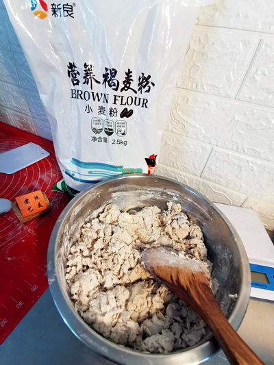 切一切,叠一叠,一根筷子令它神奇成花卷,小孩子都爱不释手