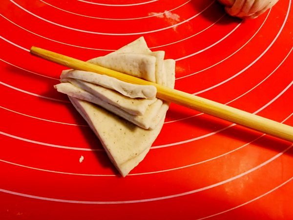 切一切,叠一叠,一根筷子令它神奇成花卷,小孩子都爱不释手