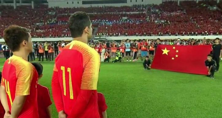 祖国我为你自豪!中国男足主场对阵关岛,开场两画面令人感动