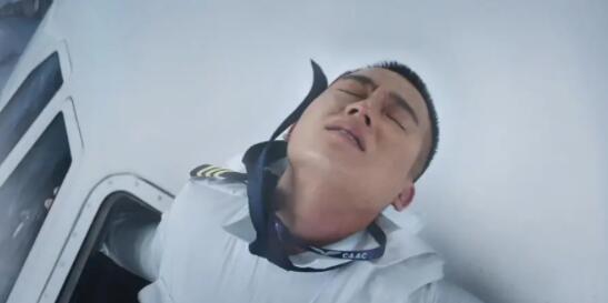 《中国机长》让人心存疑虑的三个片段,都是真实发生的