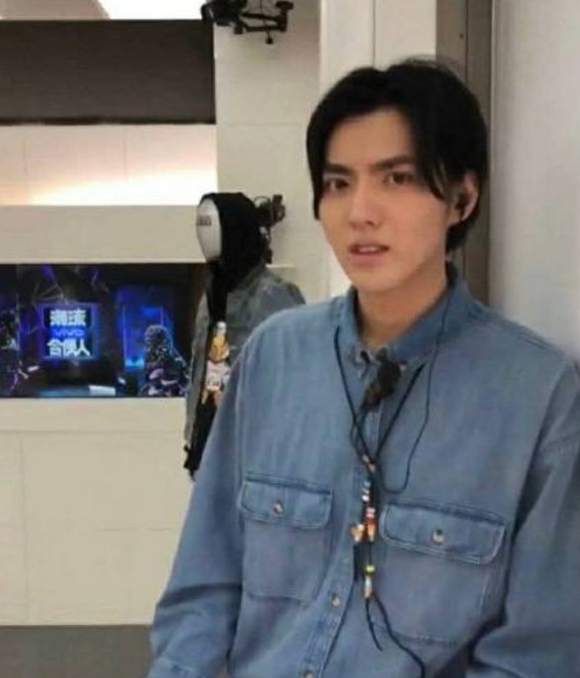 赚钱无下限?明星饭后残羹被拍卖,重口味连baby的吸油纸都不放过