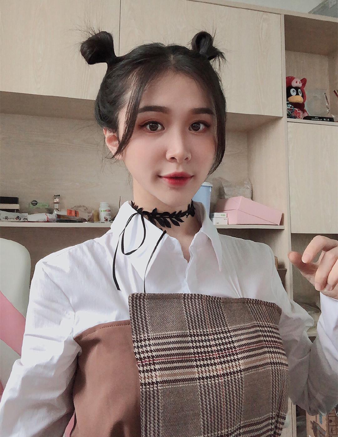呆阿拿美女解说入驻斗鱼,高智商女高管惹人爱,骚白迎来新对手?