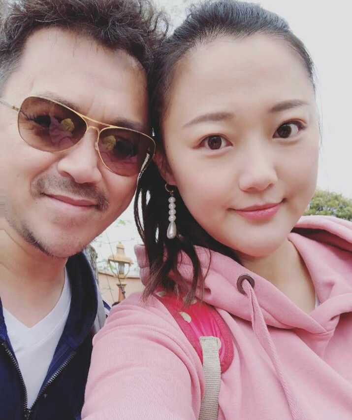 王学兵胡子拉碴带5岁儿子逛街,和小15岁娇妻合照像父女