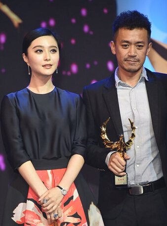 王学兵胡子拉碴带5岁儿子逛街,和小15岁娇妻合照像父女